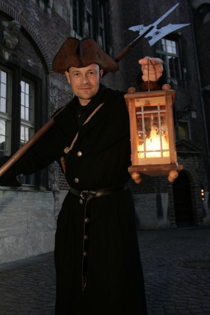 Bremen: Walking Tour in German with Night Guard - Meeting the night guard beneath Bremen’s Town Hall