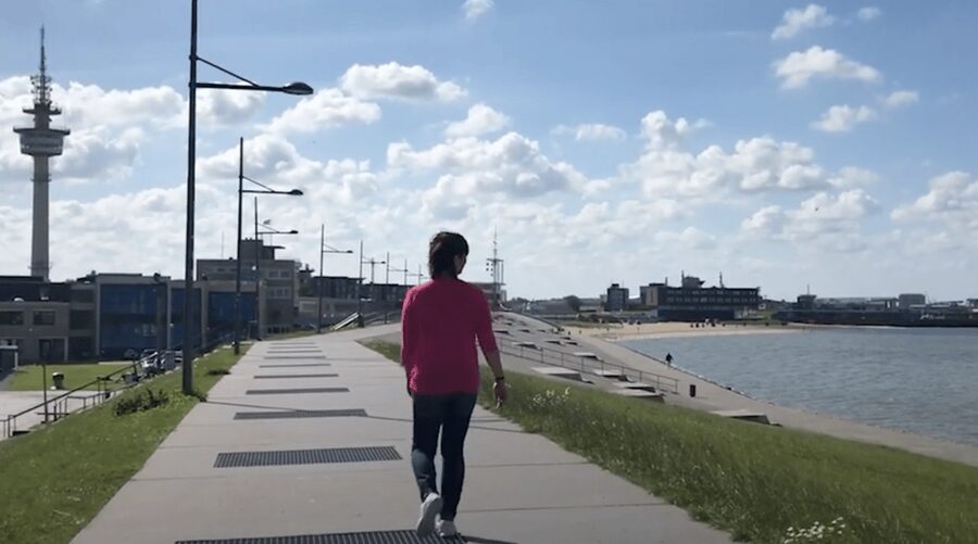 Bremerhaven: Sailor's yarn, legends and sea walking tour - The opening: a welcome drink and a quick change of mood