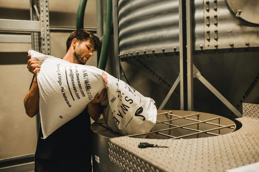 Brewery tour with tasting - Walking through the brewhouse with a brewer