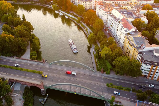 City lounge trip with the lounge ship through Berlin - Museum Island from the Spree
