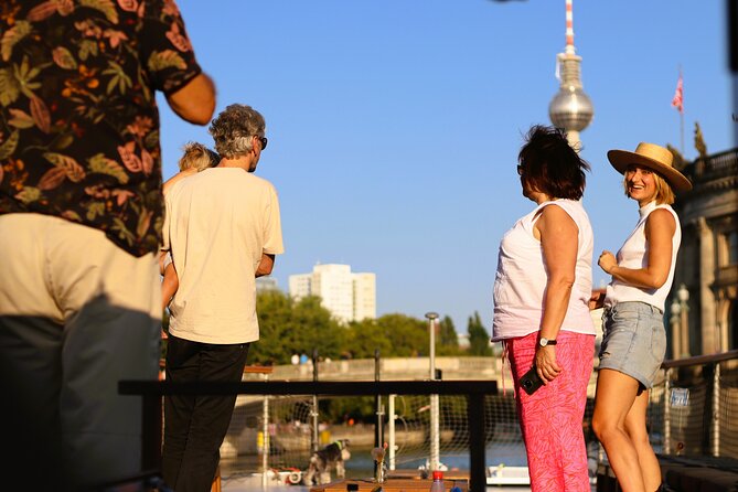 City lounge trip with the lounge ship through Berlin - The government quarter beside the Spree