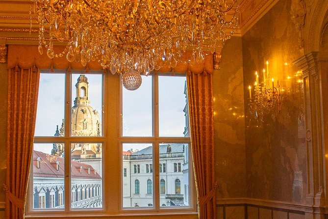 City tour and castle tour with green vaults, parade rooms and much more - The Turkish Chamber and the display of power