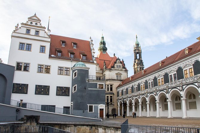 City tour and castle tour with green vaults, parade rooms and much more - Parade rooms, court clothing, and the Giant Hall