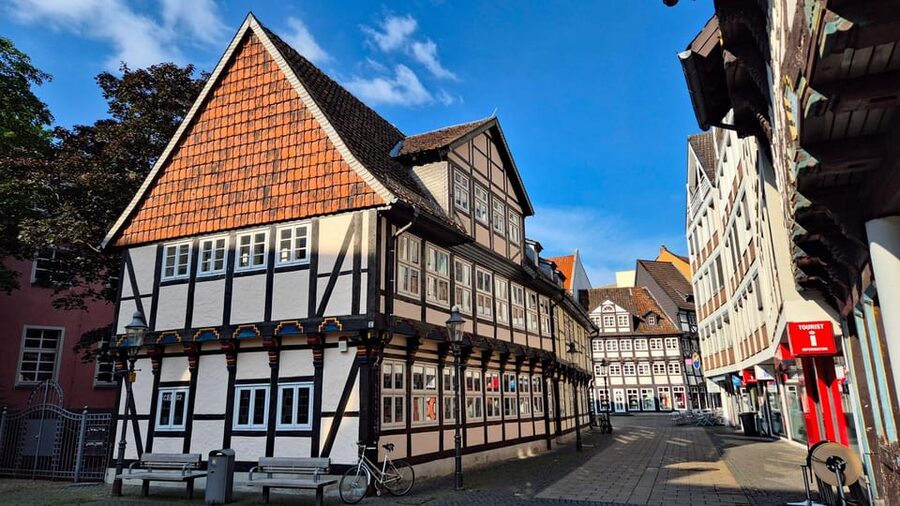 City tour Braunschweig: diverse and full of surprises. - The Ringerbrunnen and the details between landmarks
