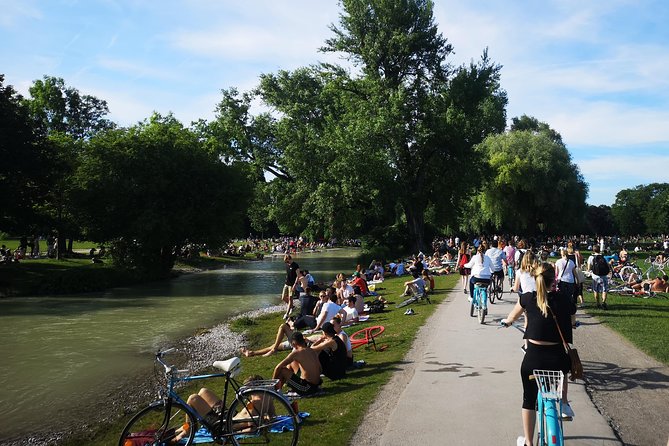 Classic Mike's Bike Tour daily @ 11.30 incl Beer Garden & Surfers - Watching Munich’s river surfers