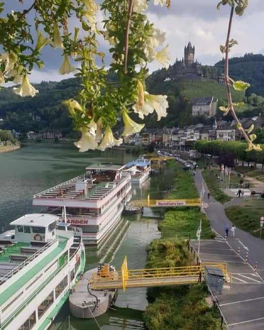 Cochem: Panorama-Schiff-Tour 1 Stunde bis Ernst und zurück - Finding the yellow pier below Skagerrak Bridge