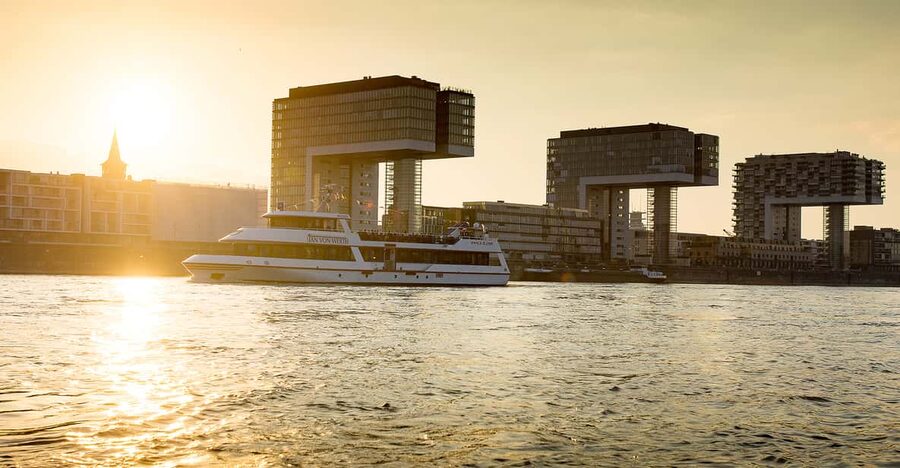 Cologne: 2-Hour Evening Cruise on the Rhine River - The opening stretch: churches and the cathedral at dusk