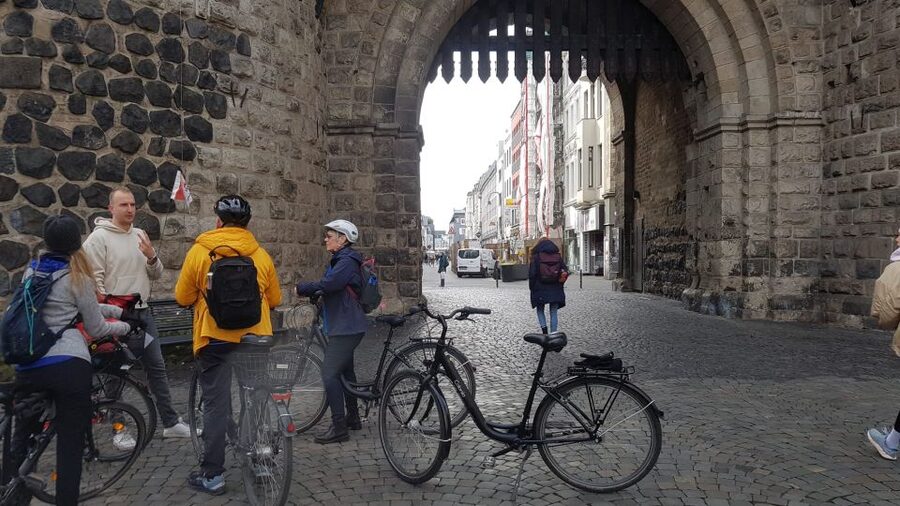 Cologne: 3-Hour Guided Bike Tour - Guides, language, and group feel