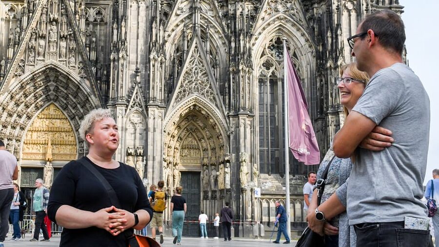 Cologne: entertaining guided tour to old town highlights - Who should book this German-language tour