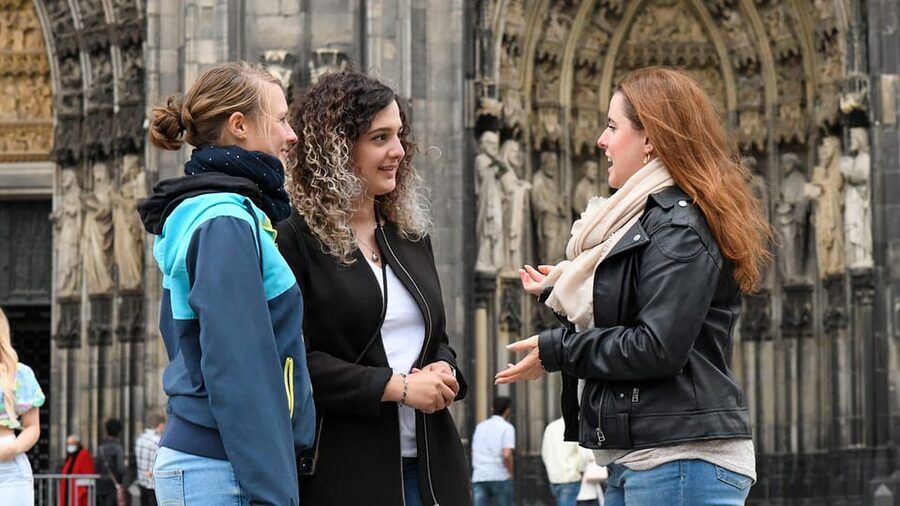 Cologne: entertaining guided tour to old town highlights - Why this short Cologne walk works well