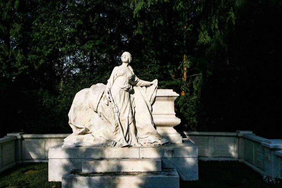 Cologne: Guided Tour of Melatenfriedhof - From Execution Site to Central Cemetery
