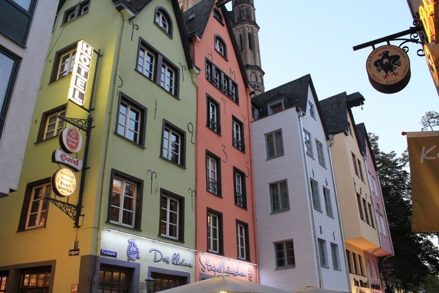 Cologne: Kölsche Highlights-/Altstadt Tour in German - The Town Hall and the Jewish Quarter
