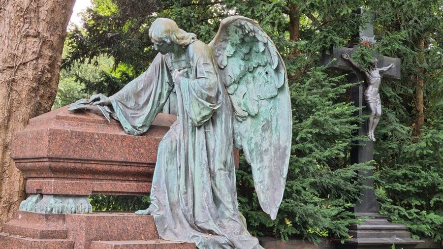 Cologne: Melaten Cemetery Celebrities and Curiosities - Strolling through a park of 55,000 graves