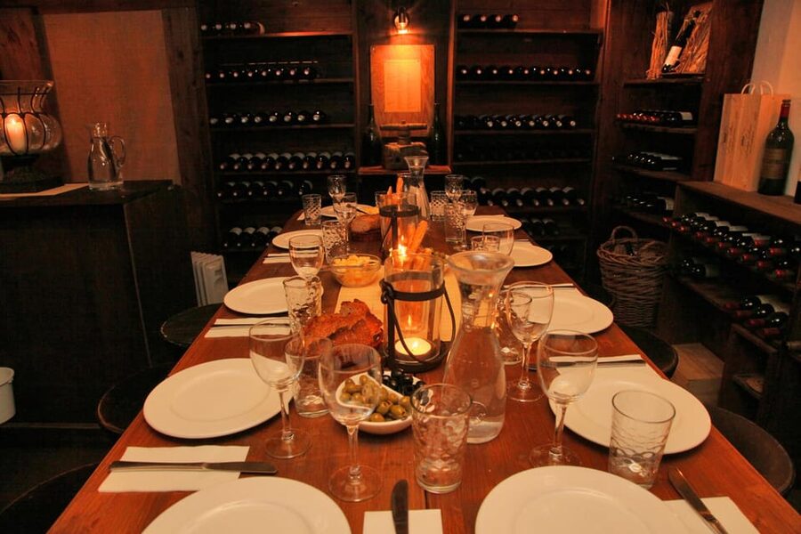 Cologne-Nippes: Gourmet wine tasting with cheese platter - What the evening at Le Caveau feels like