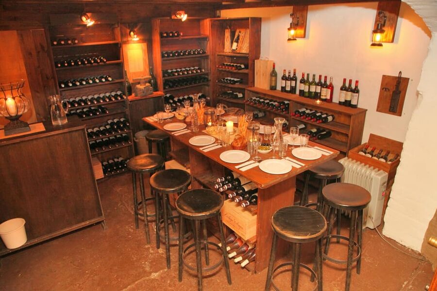 Cologne-Nippes: Gourmet wine tasting with cheese platter - Four red wines, from country wine to château