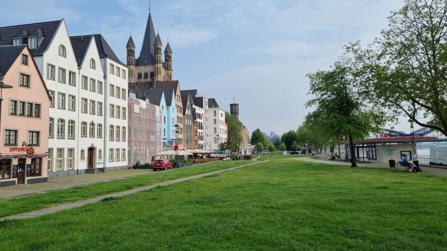 Cologne: Old City Guided Walking Tour - Seeing the oldest city hall in Germany