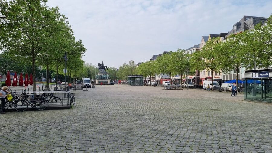 Cologne: Old City Guided Walking Tour - Passing Cologne’s busy squares and Tünnes and Schääl