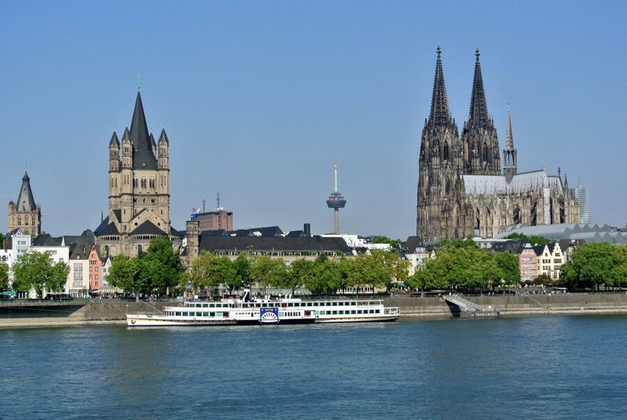 Cologne: Old Town Highlights Walking Tour - Ending at the fairy tale fountain