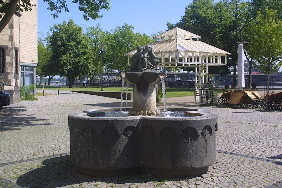 Cologne: Old Town Historical Walking Tour with GEO Epoche - Schmitzsäule and the stories behind monuments