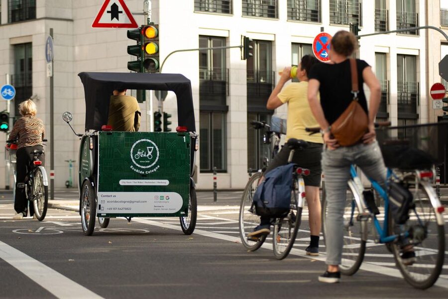 Cologne: Private Rickshaw Tour - Cologne Cathedral and the first big view
