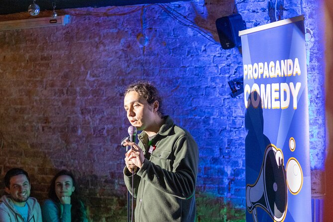 Dark Humor Comedy Show in English in Berlin - Chris keeps the night moving