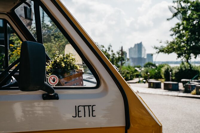 Discover Hamburg in a retro Bulli - The serious concern about Waterkant Touren