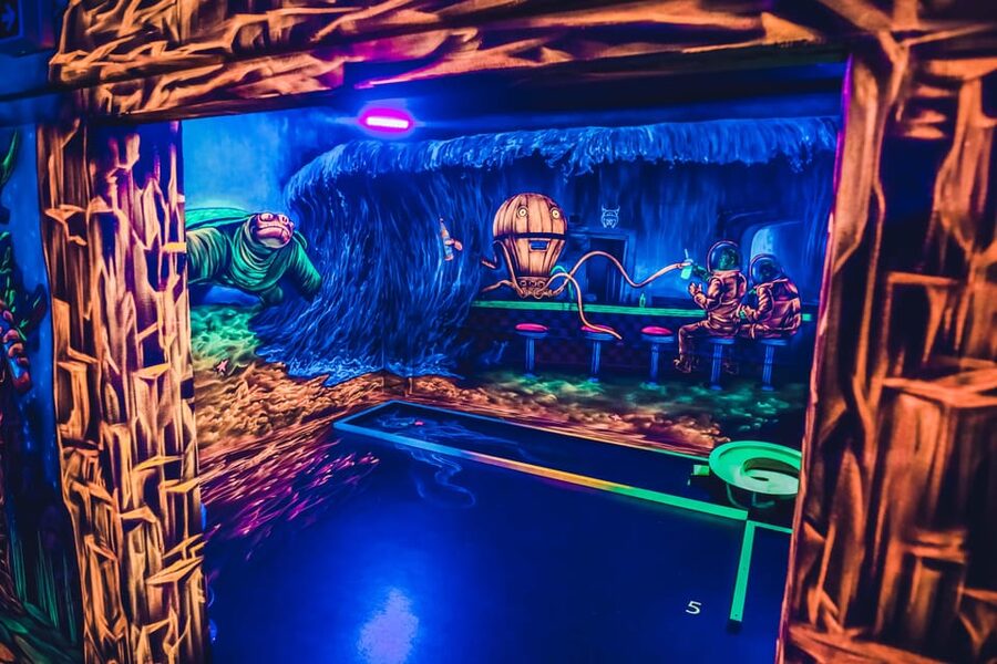 Dresden: 3D black light minigolf in the Barock Eventpark - A 3D black light course, not ordinary minigolf