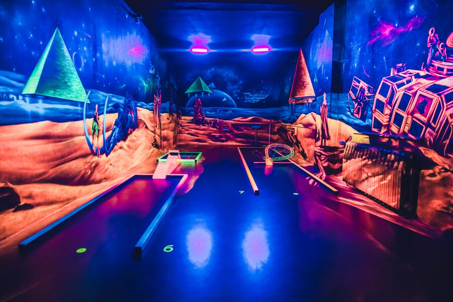 Dresden: 3D black light minigolf in the Barock Eventpark - Why the black light setting changes the game