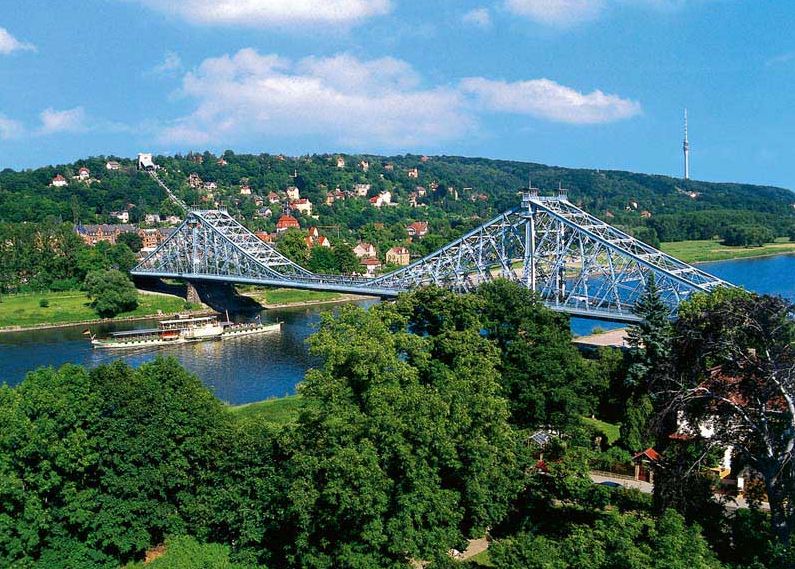 Dresden: City Sightseeing Tour with Live Guide - What the German Commentary Adds