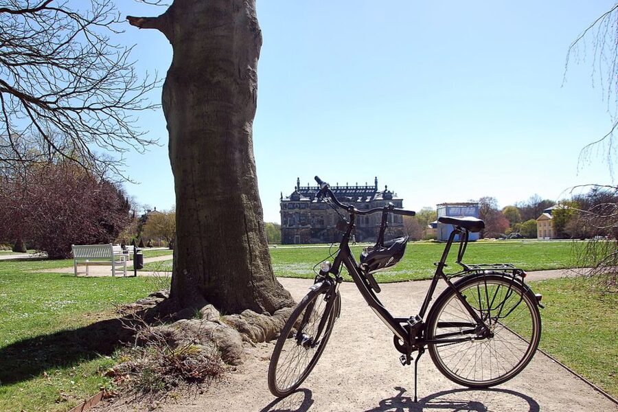 Dresden: Guided City Tour by Bike - From Hygiene Museum to the Großer Garten