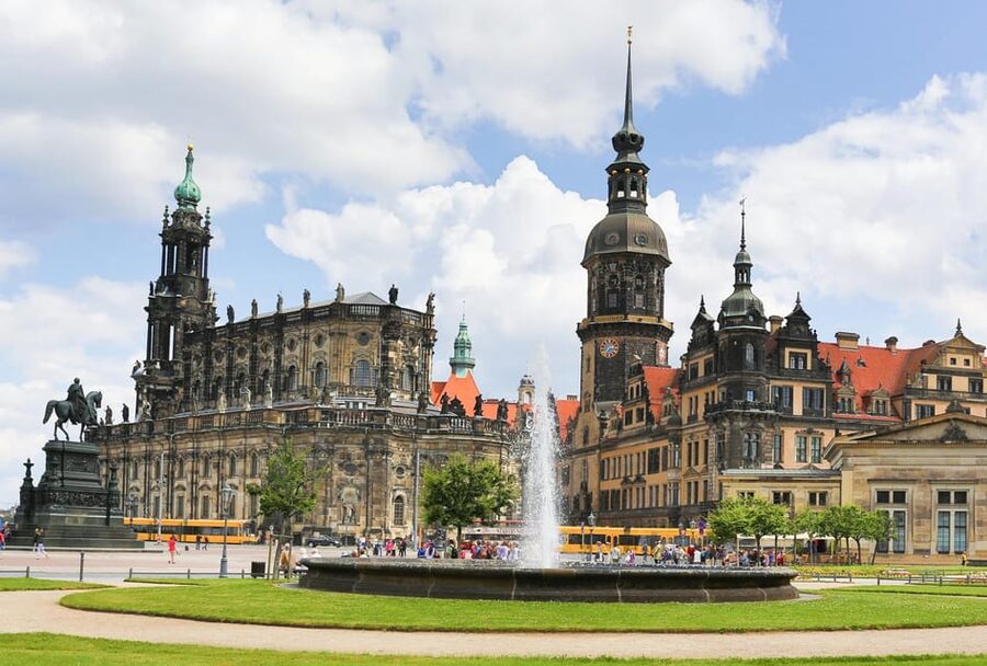 Dresden: Guided Tour with Beer Tasting - Dresden’s Old Town, seen through a beer glass