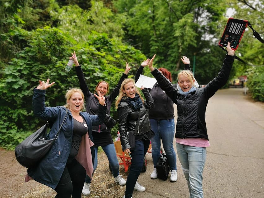 Dresden: Krimi Outdoor Escape Game “Mord am Elbufer” - The story: four teenagers, one survivor