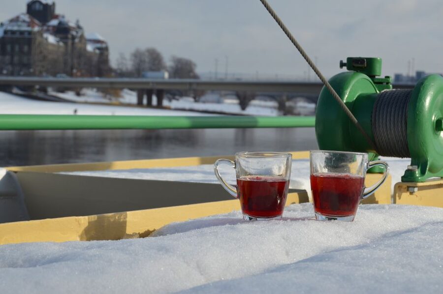Dresden: Paddle Steamer Winter Cruise to Pillnitz - Settling aboard the historic paddle steamer