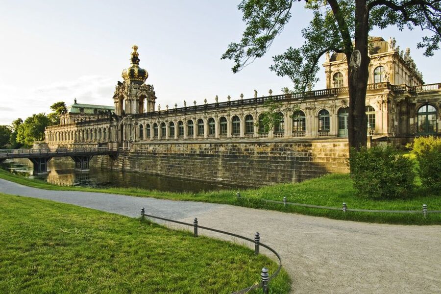 Dresden: Smile Tour with Prosecco - Starting beside Martin Luther at the Frauenkirche
