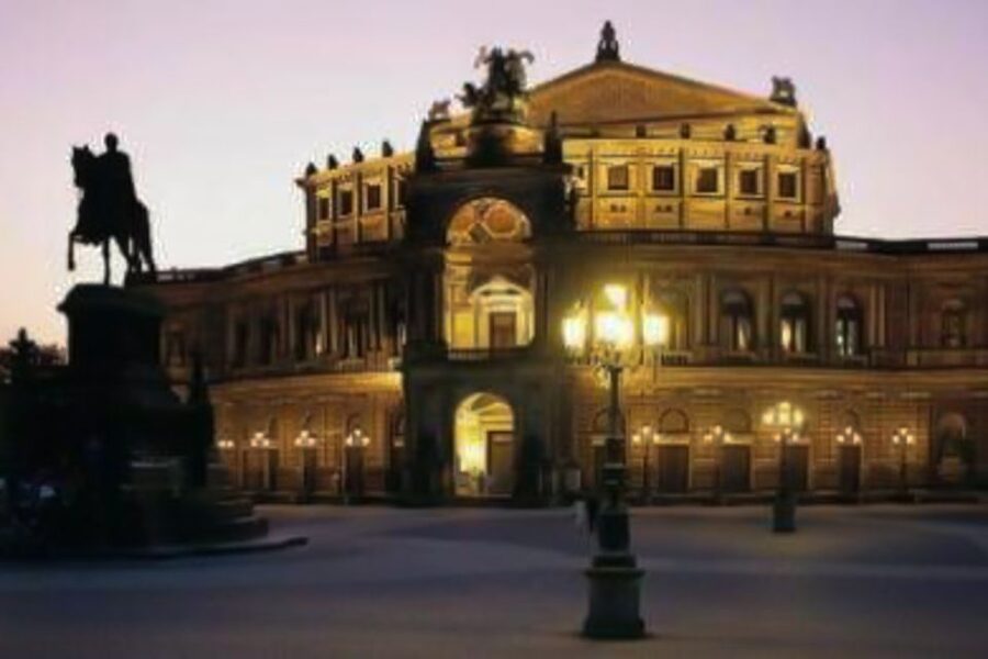 Dresden: Smile Tour with Prosecco - Dresden Castle and the old town’s grand scale