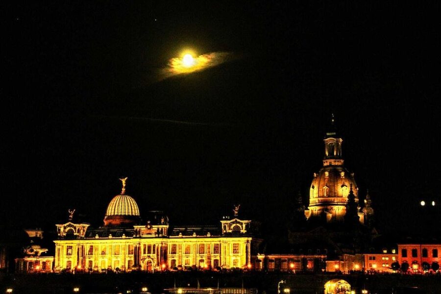 Dresden: The Original Night Watchman Tour in Lantern Light - Meeting a night watchman on Theaterplatz