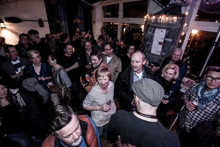 Duisburg-Ruhrot: Historic Harbor Pub Tour - Practical details that affect the choice