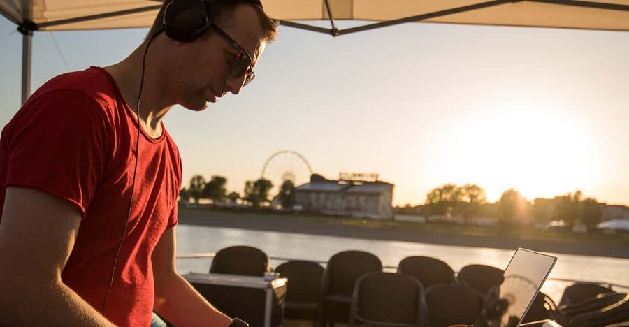 Düsseldorf: 2-Hour Evening Rhine River Cruise with Live DJ - Key points to know before boarding