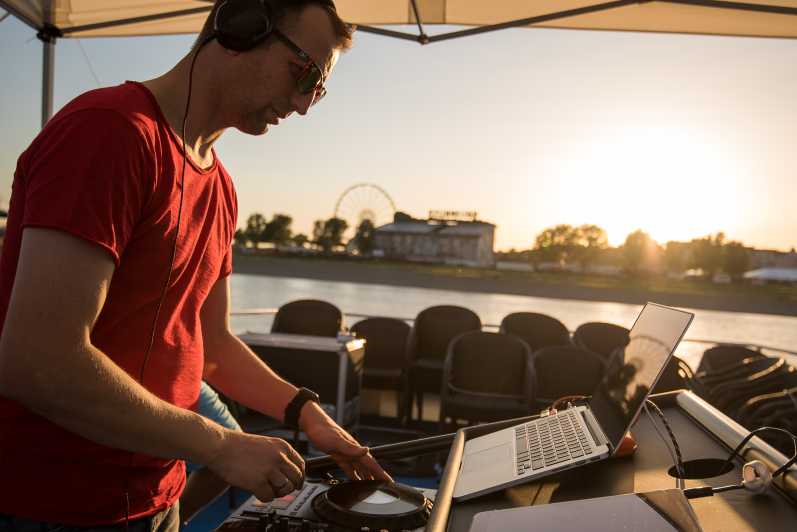 Düsseldorf: 2-Hour Evening Rhine River Cruise with Live DJ - Setting out from Düsseldorf’s Rhine promenade