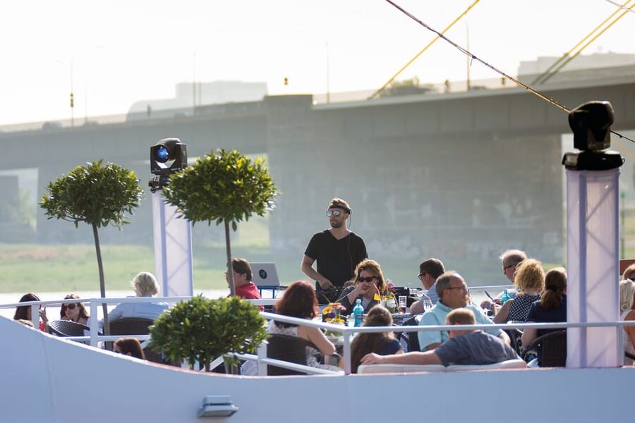 Düsseldorf: 2-Hour Evening Rhine River Cruise with Live DJ - Sunset views and the best place to sit