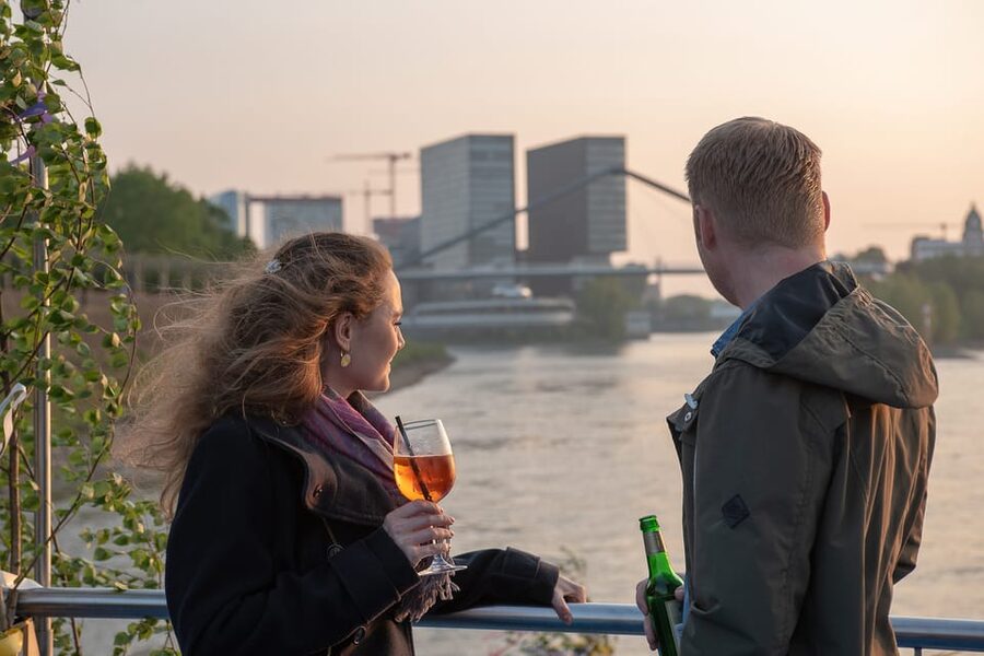 Düsseldorf: 2-Hour Evening Rhine River Cruise with Live DJ - Live DJ music, dancing, and the evening mood