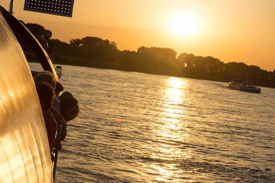 Düsseldorf: 2-Hour Evening Rhine River Cruise with Live DJ - The onboard bar and what to order
