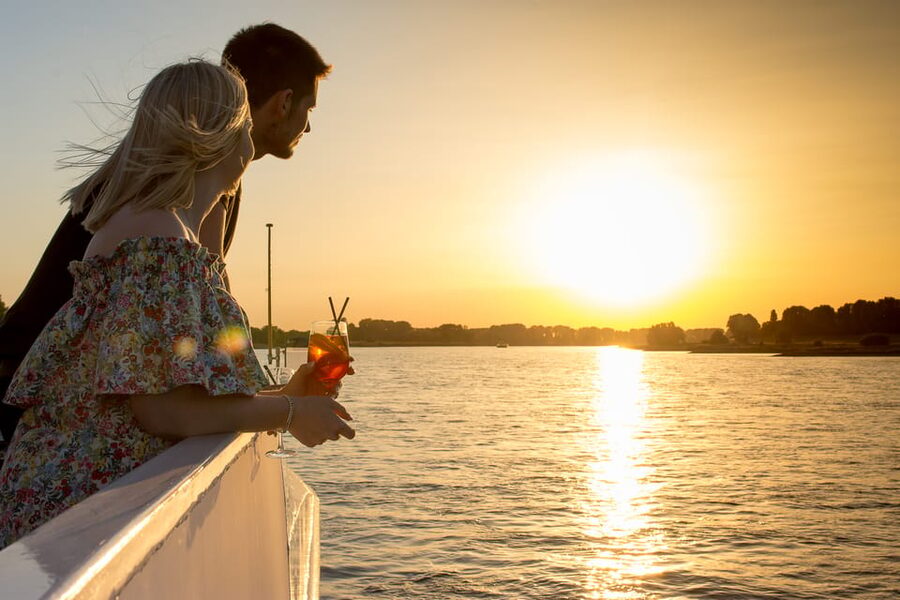 Düsseldorf: 2-Hour Evening Rhine River Cruise with Live DJ - Who will enjoy this Rhine cruise most