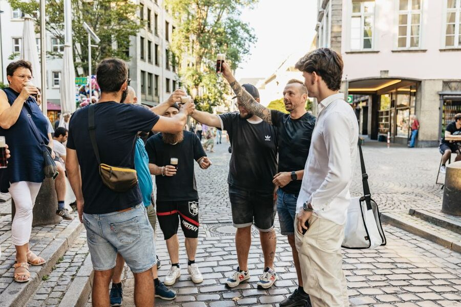 Düsseldorf: Altbier-Safari Beer Walking Tour - Im Goldenen Kessel and Schumacher Altbier