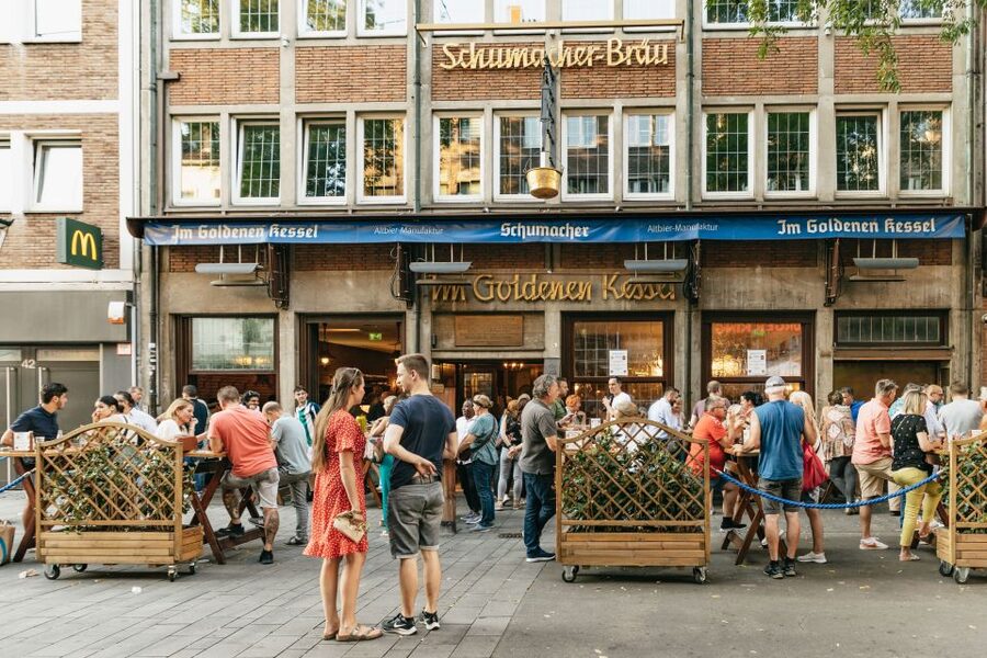 Düsseldorf: Altbier-Safari Beer Walking Tour - Uerige and the classic Old Town finish