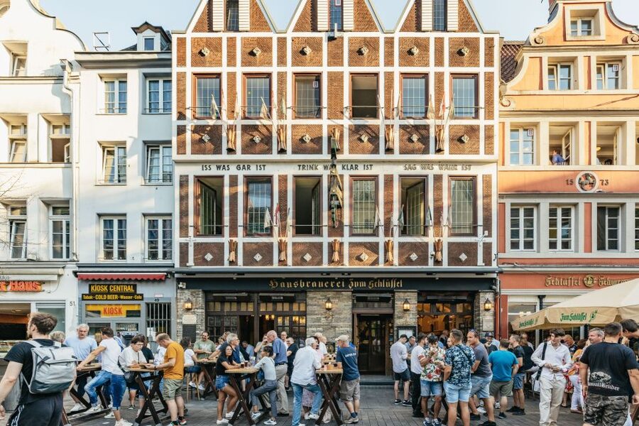 Düsseldorf: Altbier-Safari Beer Walking Tour - How the two-hour format feels