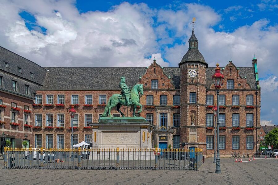 Düsseldorf: Classic City Segway Tour - Medienhafen: From Old Streets to Bold Buildings