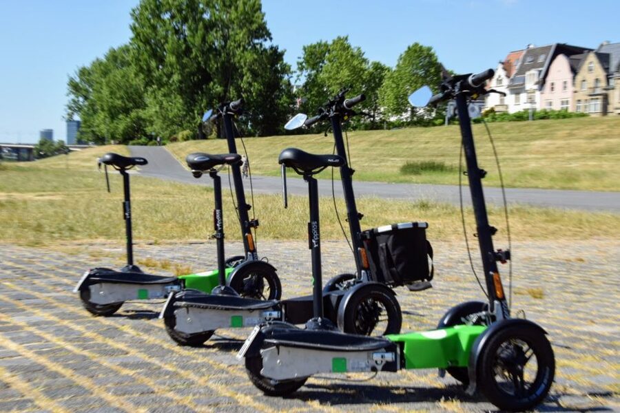Düsseldorf: E-Scooter City Tour - Schauspielhaus and the Drei-Scheiben-Haus