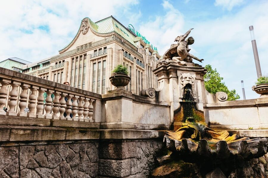 Düsseldorf: Guided City Architecture Walking Tour - Guide quality, language, and the pace you should expect