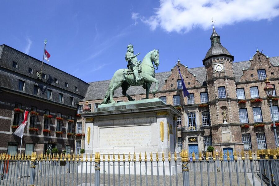 Düsseldorf: Guided Old Town Tour with Beer Break - What the two-hour length really gives you